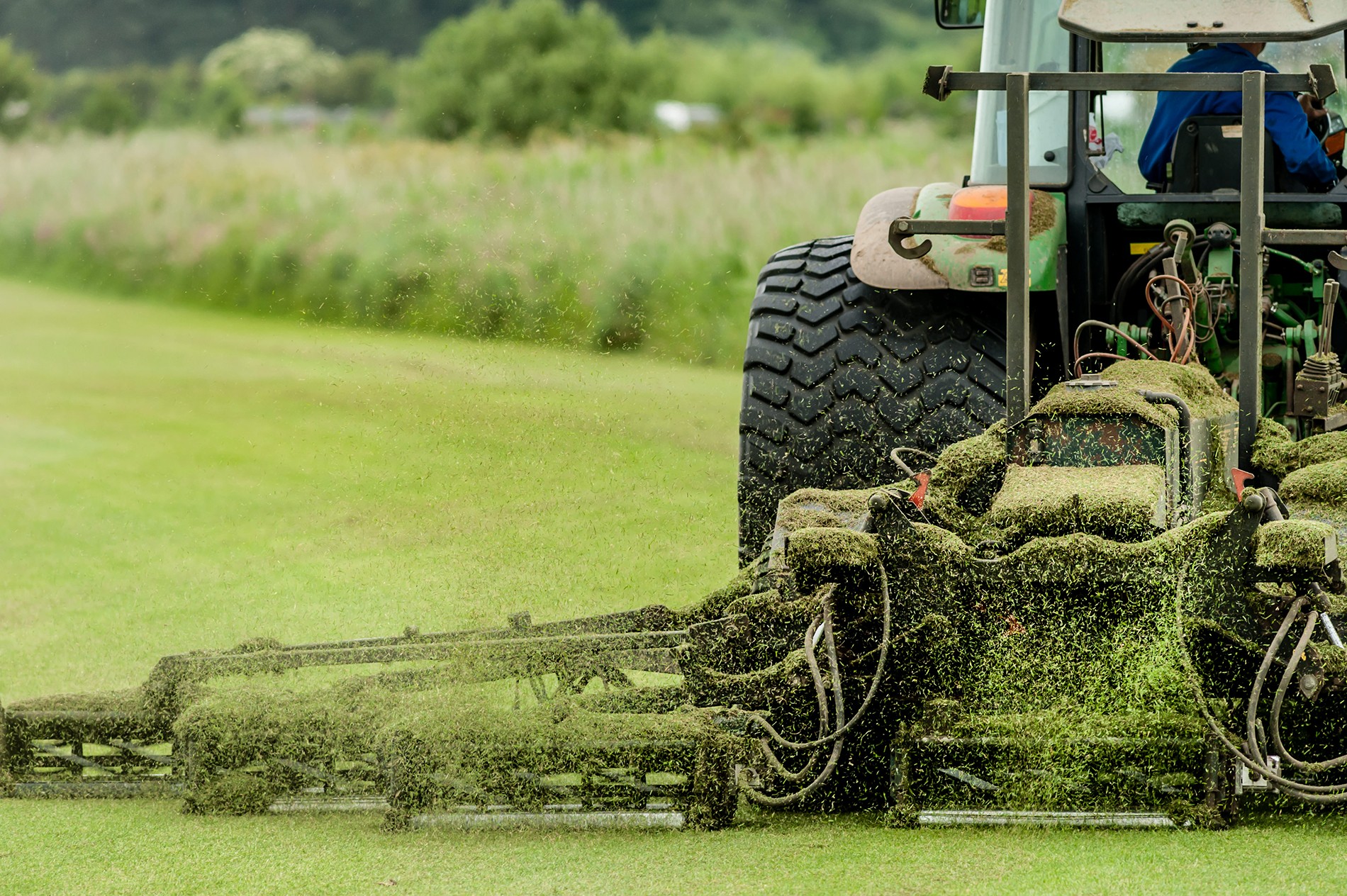 Tractor met maaier aanhanger onderhoud