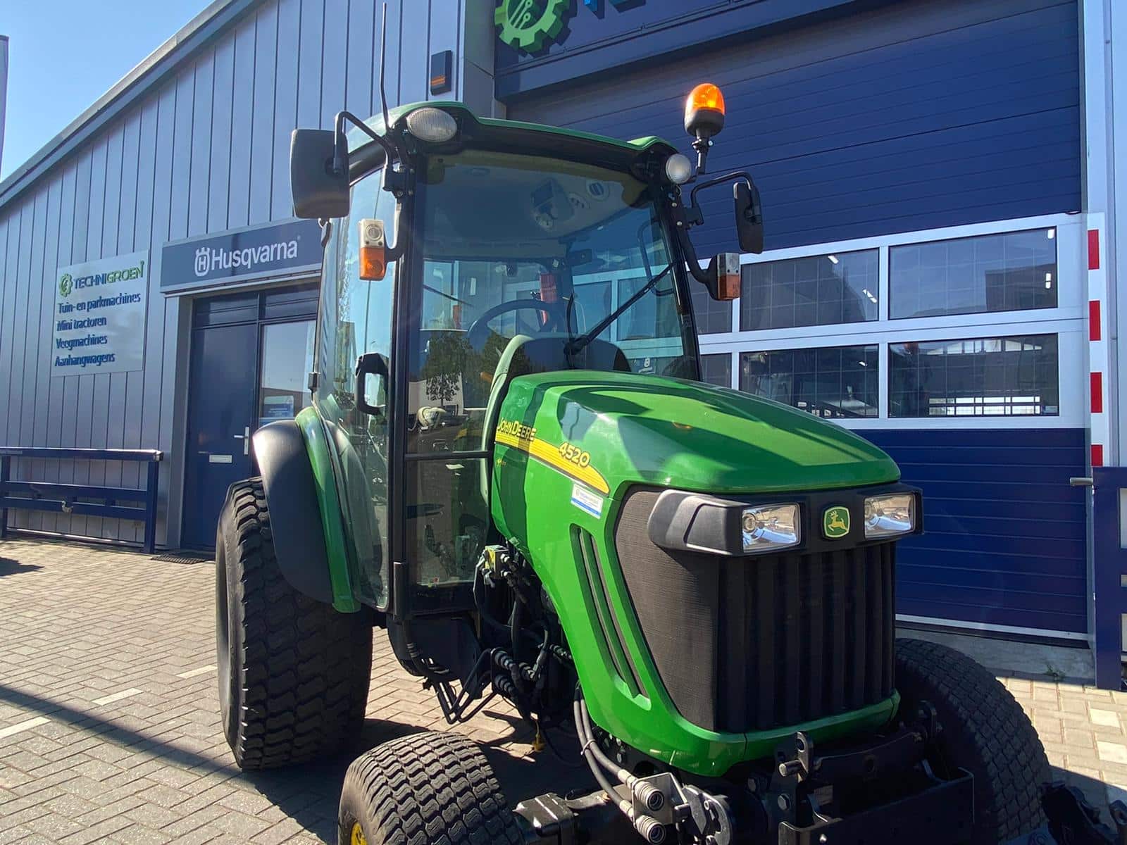 ondersteboven langs excelleren John Deere 4520 2013 UNIEK! 4WD Minitrekker compact tractor Full Option!  (VERKOCHT) - Uw partner in tuin- en parkmachines!