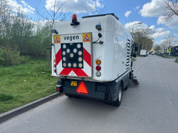 Achterzijde Ravo 540 veegmachine met verlicht LED-actiebord en T-kenteken TRN-38-J