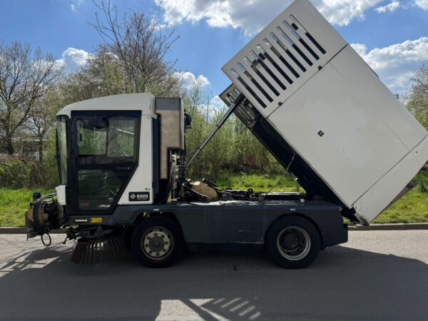 Ravo 540 met gekantelde 5m3 vuilcontainer voor snelle inspectie en onderhoud