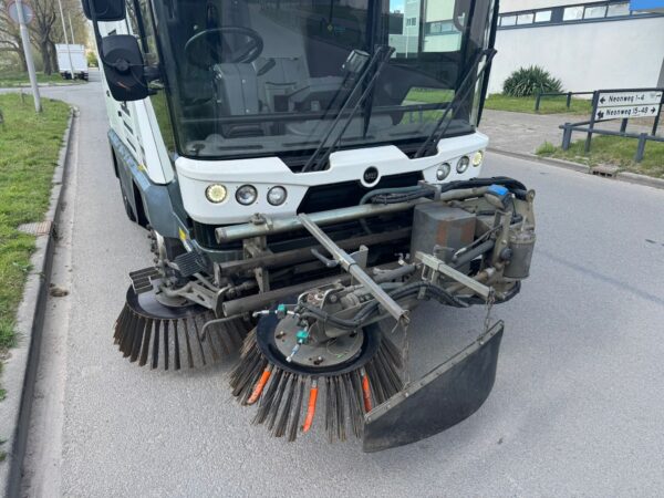 Detailopname robuust frontborstelsysteem en onkruidborstel Ravo 540