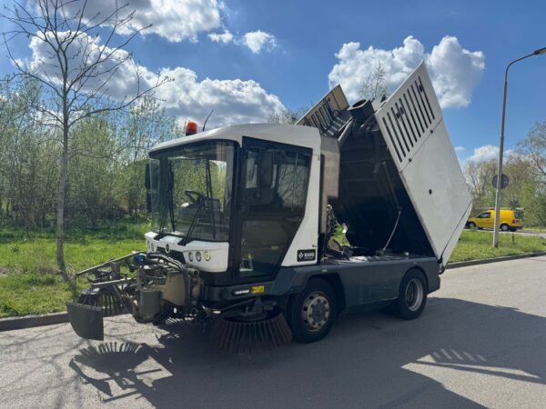 Ravo 540 Euro 6 veegmachine schuin van voren met gekantelde opbouw