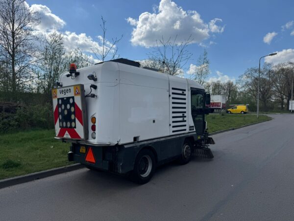 Ravo 540 straatveegmachine (2017) schuin van achteren met gesloten vuilcontainer