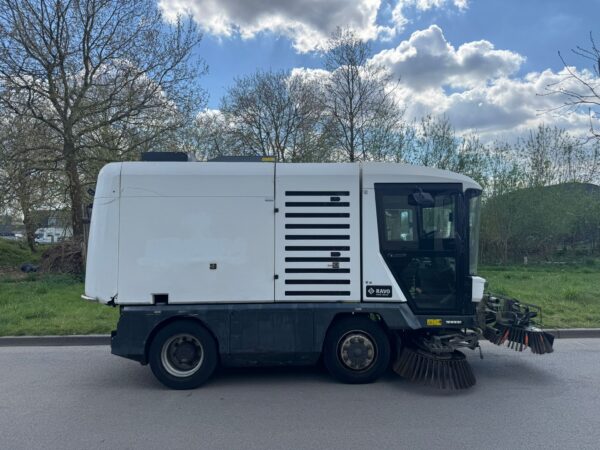 Zijaanzicht compacte Ravo 540 Euro 6 veegmachine in goede staat