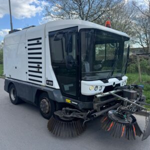 Vooraanzicht Ravo 540 met frontborstels en flexibele 3e borstel voor onkruid