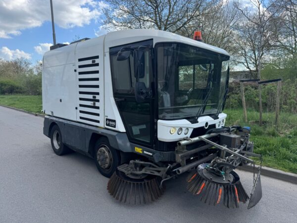 Vooraanzicht Ravo 540 met frontborstels en flexibele 3e borstel voor onkruid