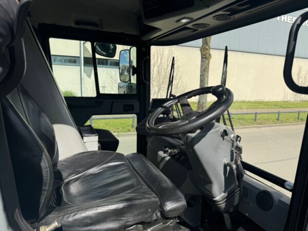 Interieur cabine Ravo 540 veegmachine met comfortabele geveerde chauffeursstoel