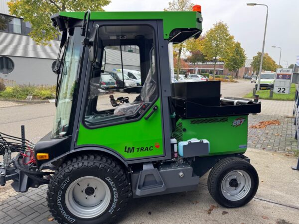 Lm trac 287 met borstelarm foto van linkerkant